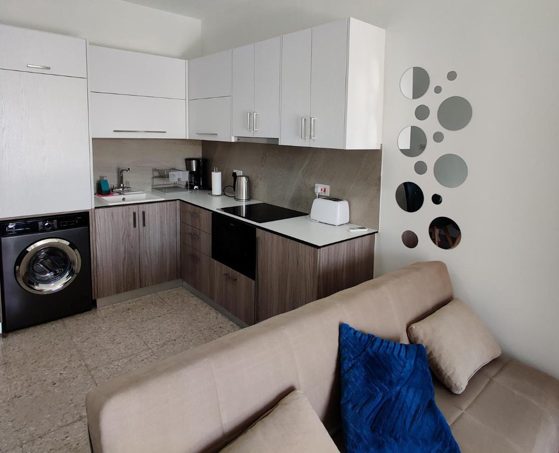 Lovely 1-Bedroom Unit @ Fabulous Location Пафос Экстерьер фото